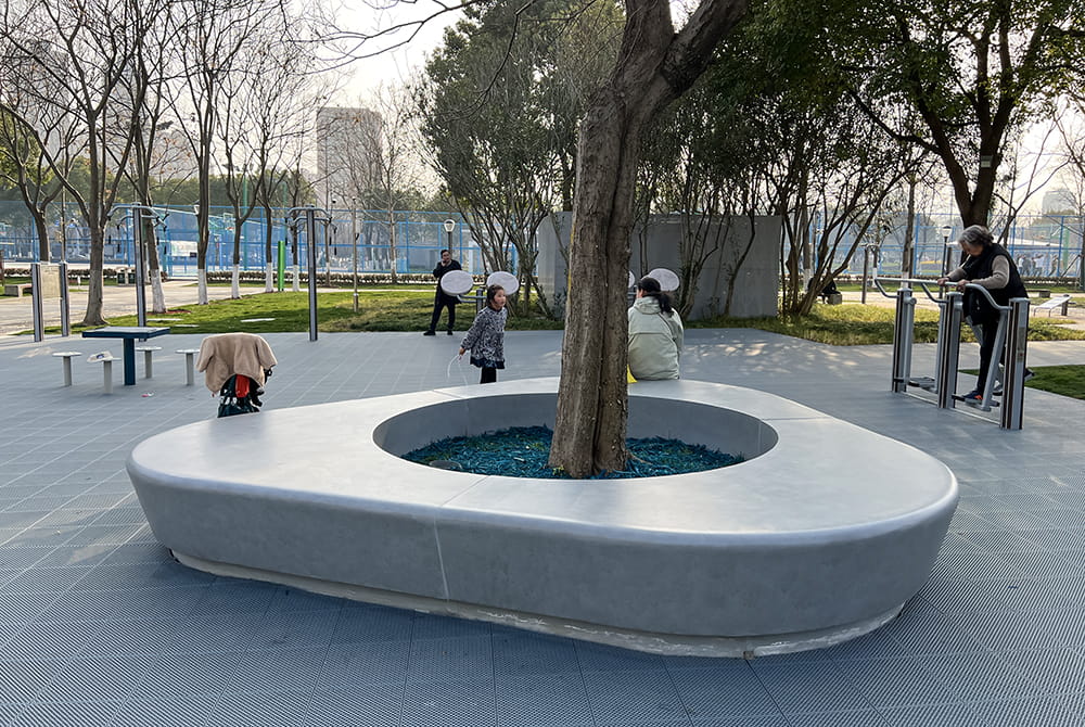 太湖廣場三角造型樹池